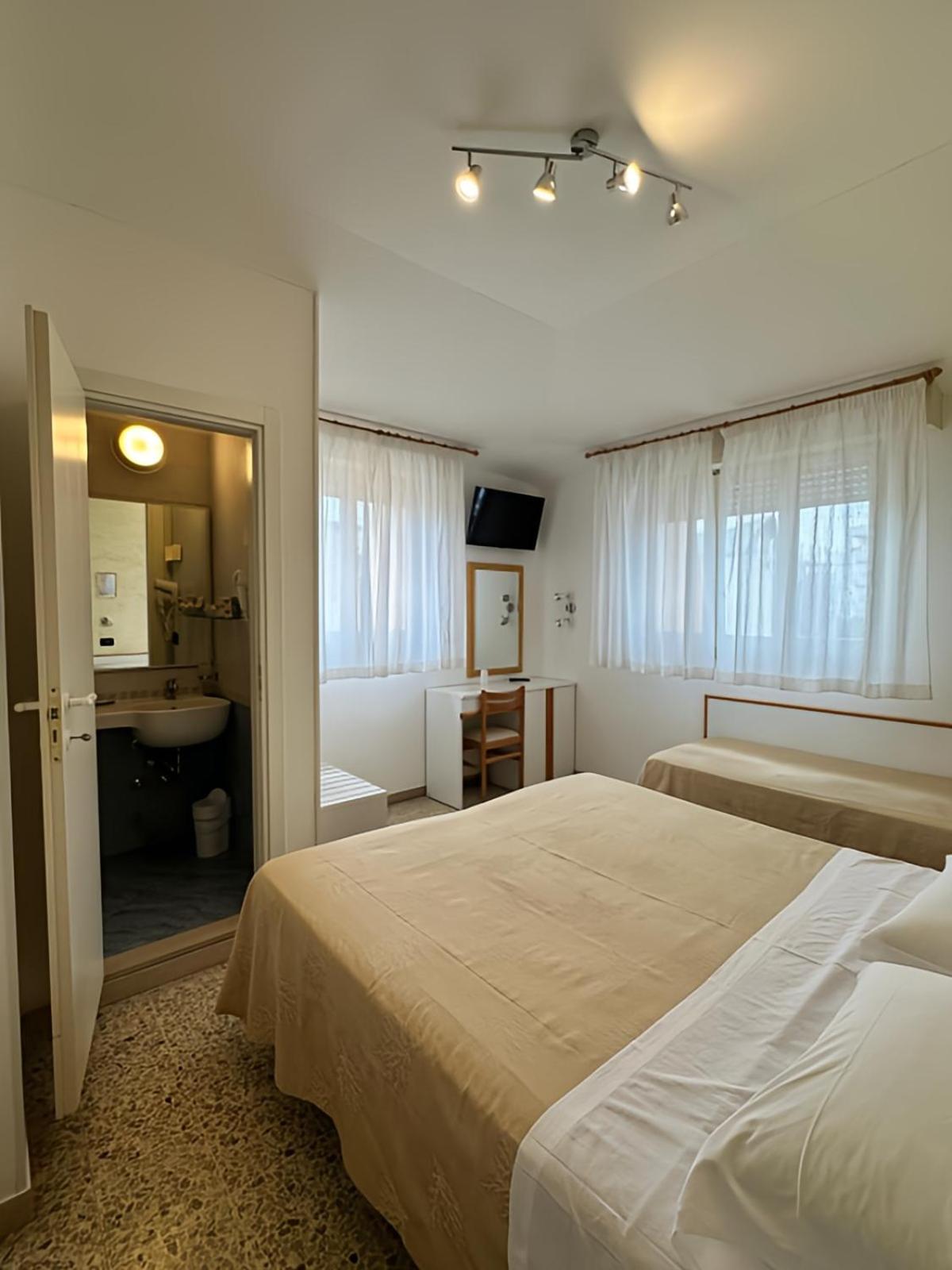 Hotel Piccinelli Ріміні Екстер'єр фото